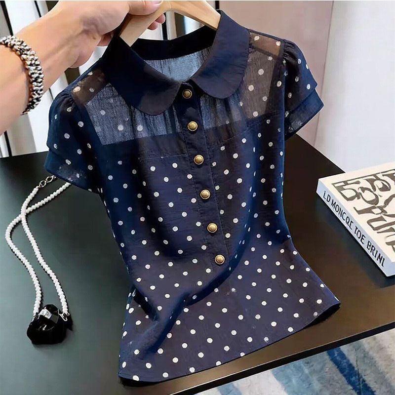 Stylish polka dot short-sleeved navy blue shirt, youthful and chic, perfect for summer 2026 commuting.