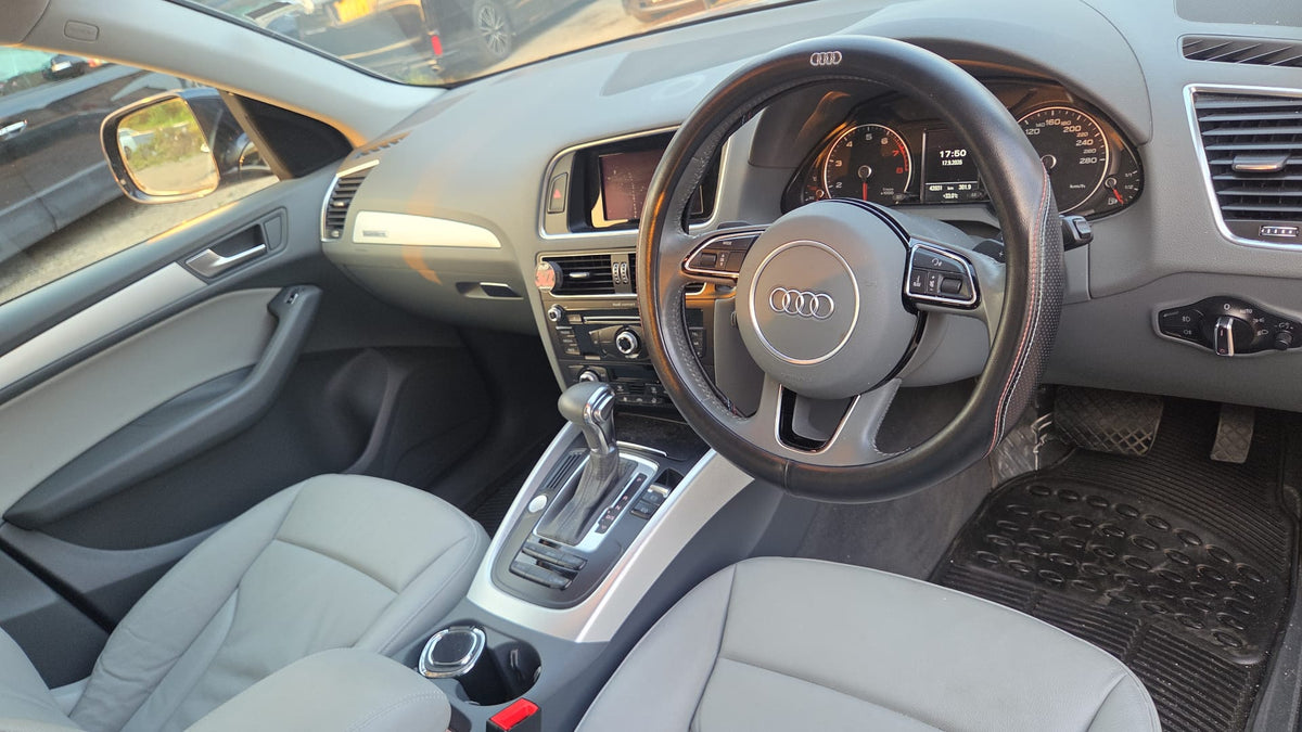 Audi Q5 2015 year. Panaromic sunrooof.   Low kilos only 43900 km