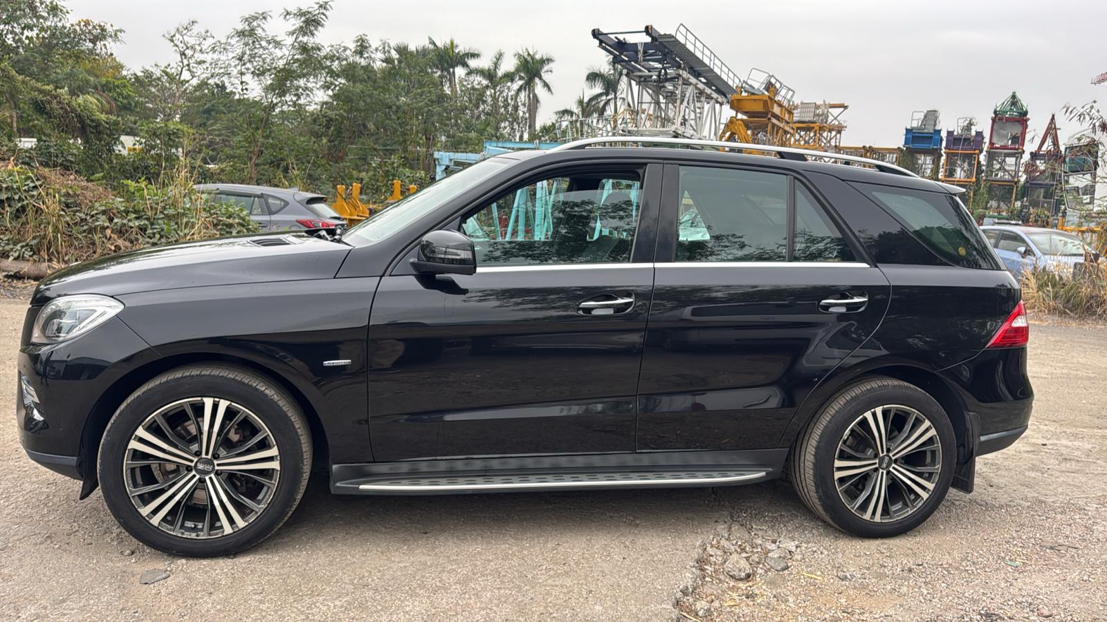 Mercedes Benz midsize luxury SUV featuring a 3.5-liter V6 gas engine or a 3.0-liter turbodiesel V6, 302 horsepower, and a 7-speed automatic transmission