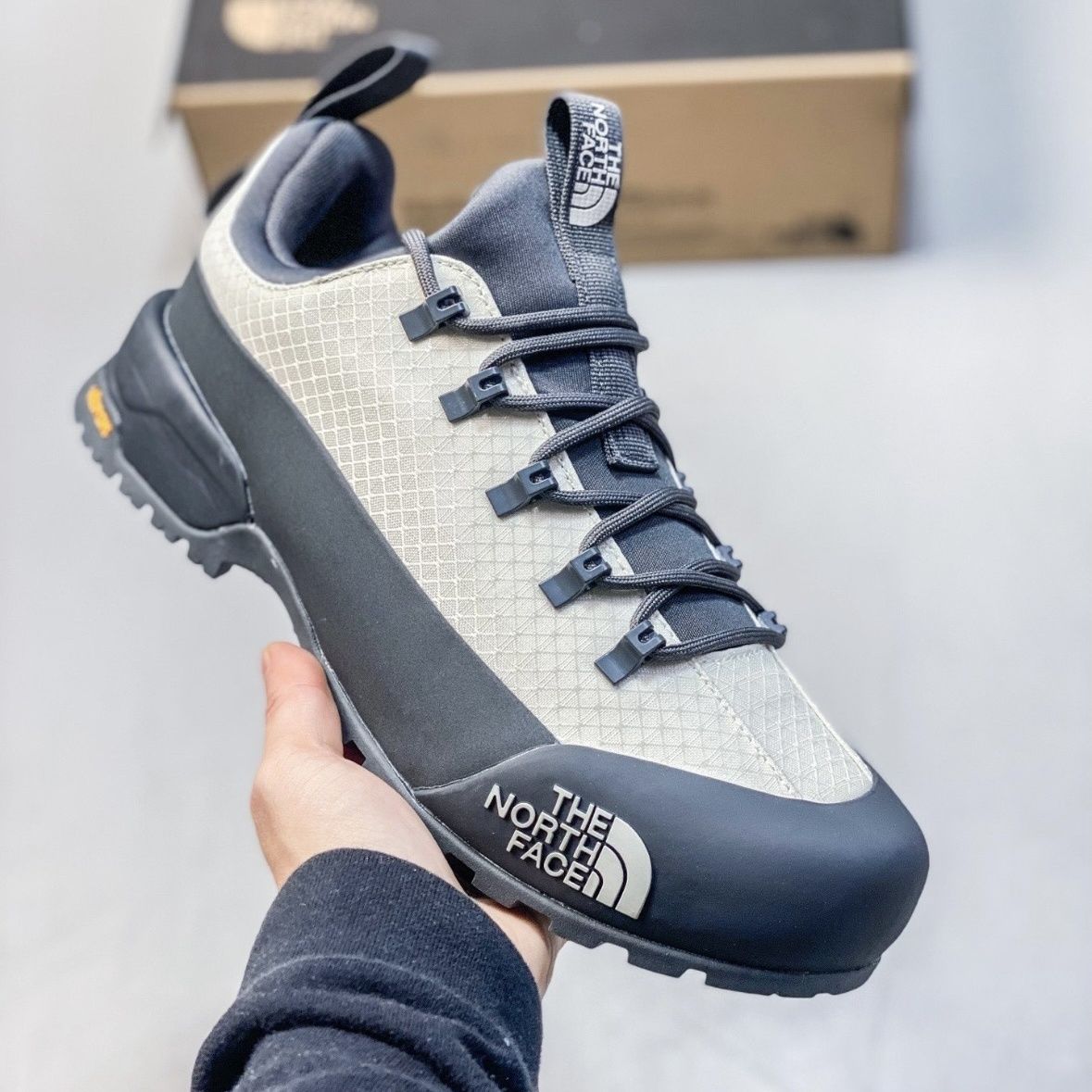 Popular waterproof and versatile athletic shoes for men and women, mesh upper, functional casual shoes for outdoor hiking