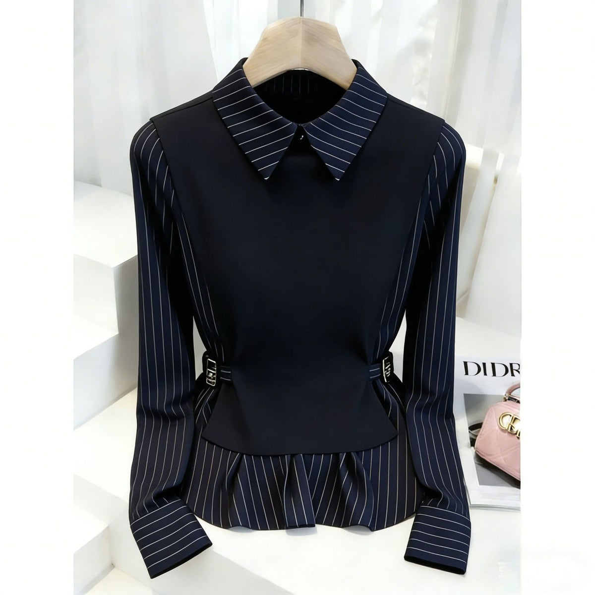 Stylish polka dot short-sleeved navy blue shirt, youthful and chic, perfect for summer 2026 commuting.