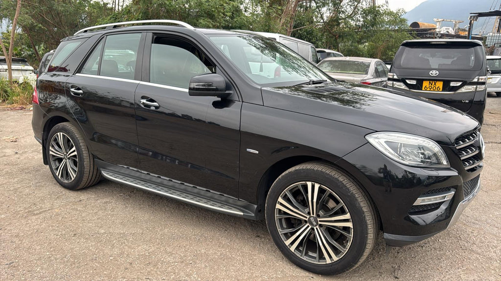 Mercedes Benz midsize luxury SUV featuring a 3.5-liter V6 gas engine or a 3.0-liter turbodiesel V6, 302 horsepower, and a 7-speed automatic transmission