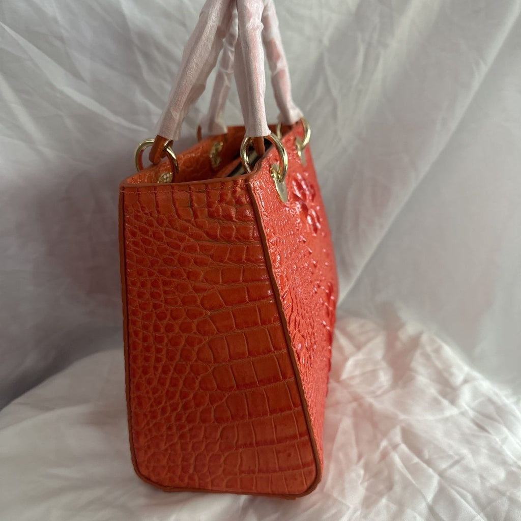 Large capacity crocodile leather handbag/crossbody bag, artistic and stylish, perfect as a gift with sequins and a sophisticated feel.