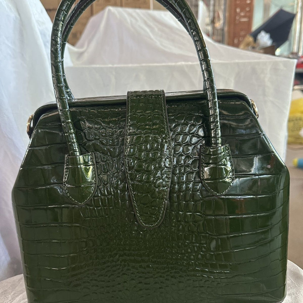 Large capacity crocodile leather handbag/crossbody bag, artistic and stylish, perfect as a gift with sequins and a sophisticated feel.