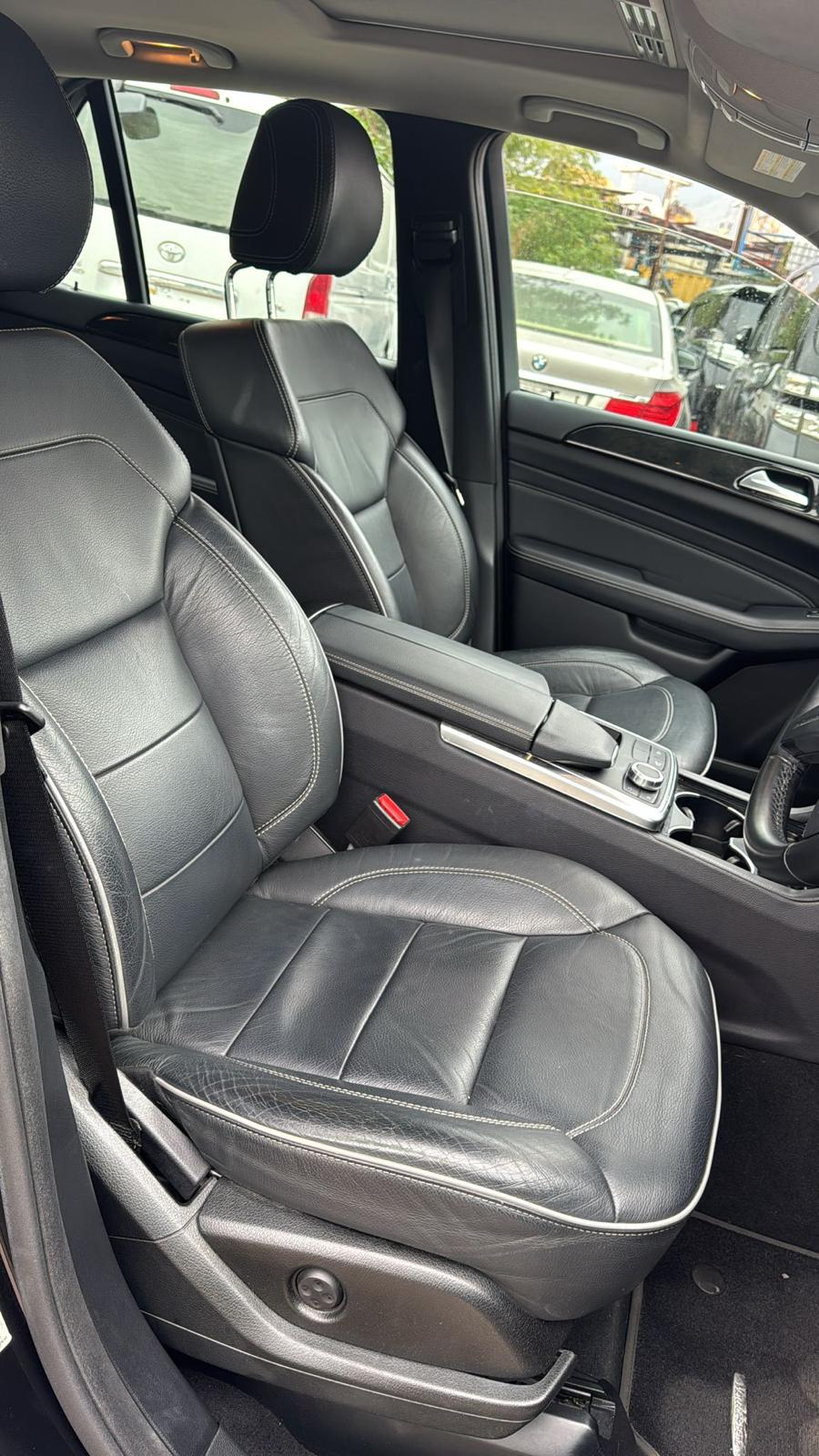 Mercedes Benz midsize luxury SUV featuring a 3.5-liter V6 gas engine or a 3.0-liter turbodiesel V6, 302 horsepower, and a 7-speed automatic transmission
