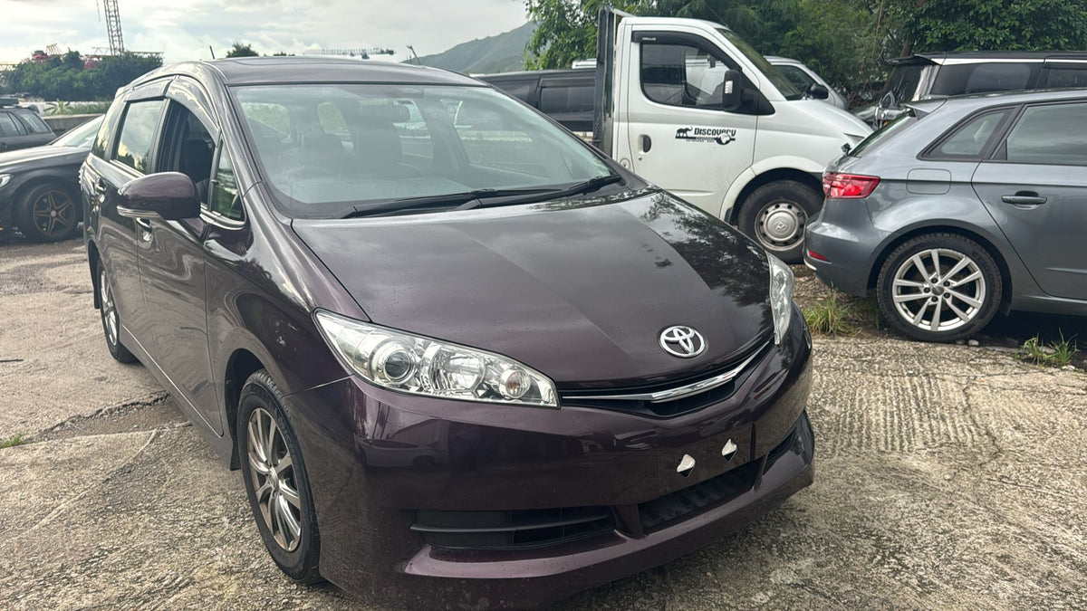 Toyota Wish good conditions clean . Model 2015