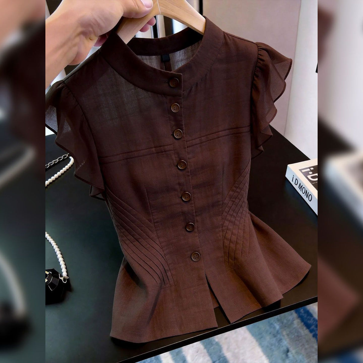 Stylish polka dot short-sleeved navy blue shirt, youthful and chic, perfect for summer 2026 commuting.