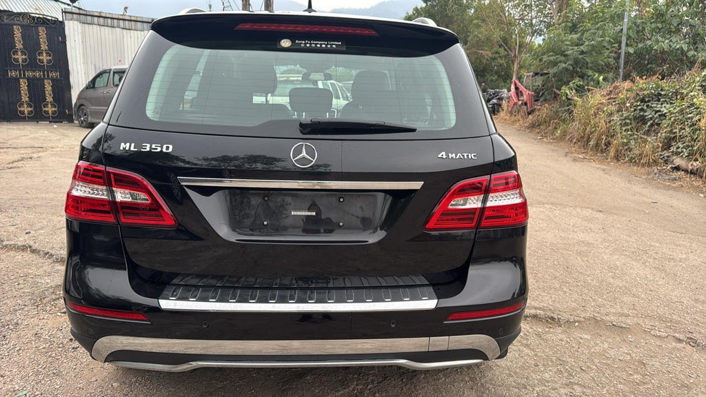Mercedes Benz midsize luxury SUV featuring a 3.5-liter V6 gas engine or a 3.0-liter turbodiesel V6, 302 horsepower, and a 7-speed automatic transmission