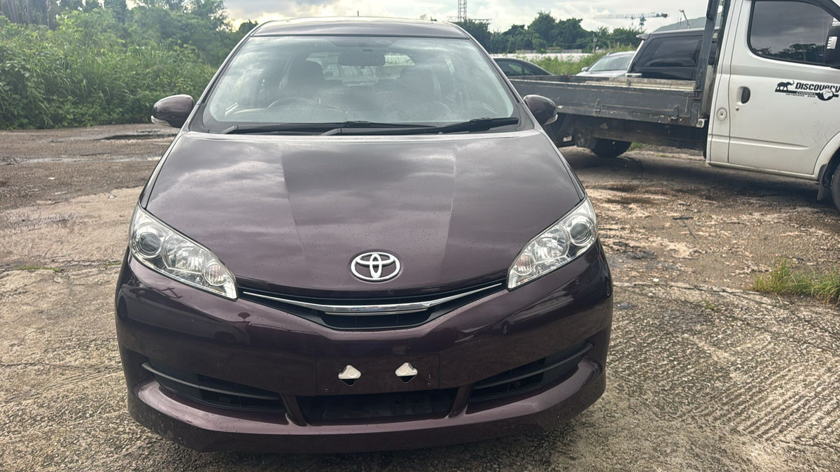 Toyota Wish good conditions clean . Model 2015