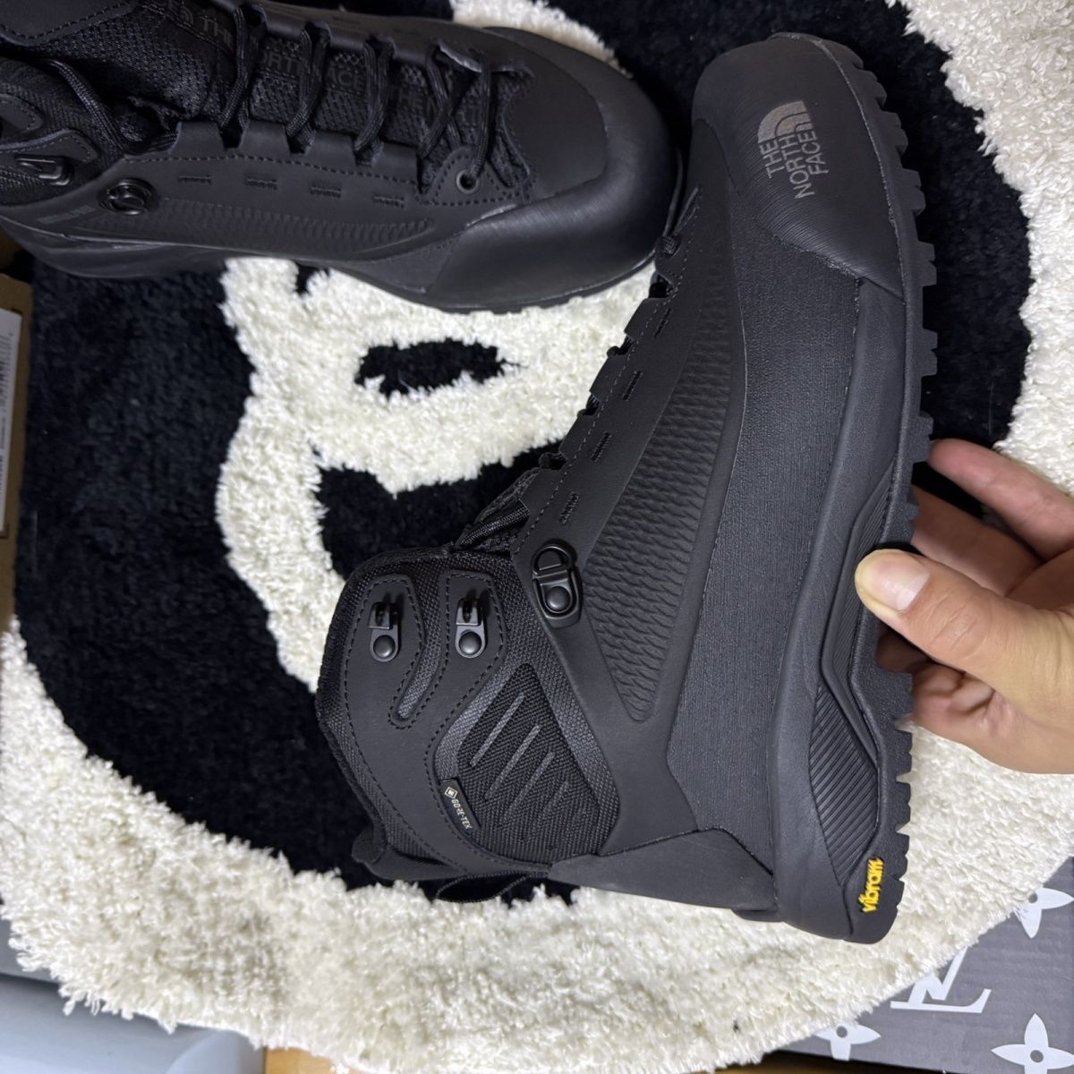 easy-to-wear, anti-impact, puncture-resistant safety shoes with insulation