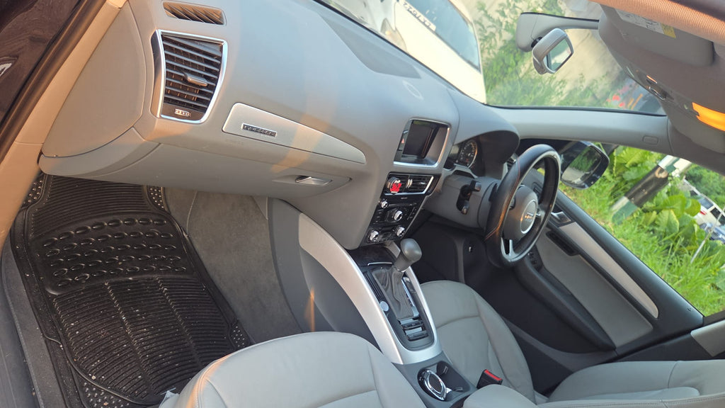 Audi Q5 2015 year. Panaromic sunrooof.   Low kilos only 43900 km