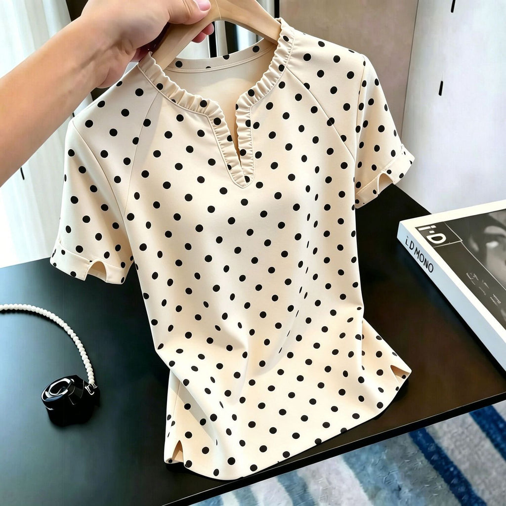 Stylish polka dot short-sleeved navy blue shirt, youthful and chic, perfect for summer 2026 commuting.