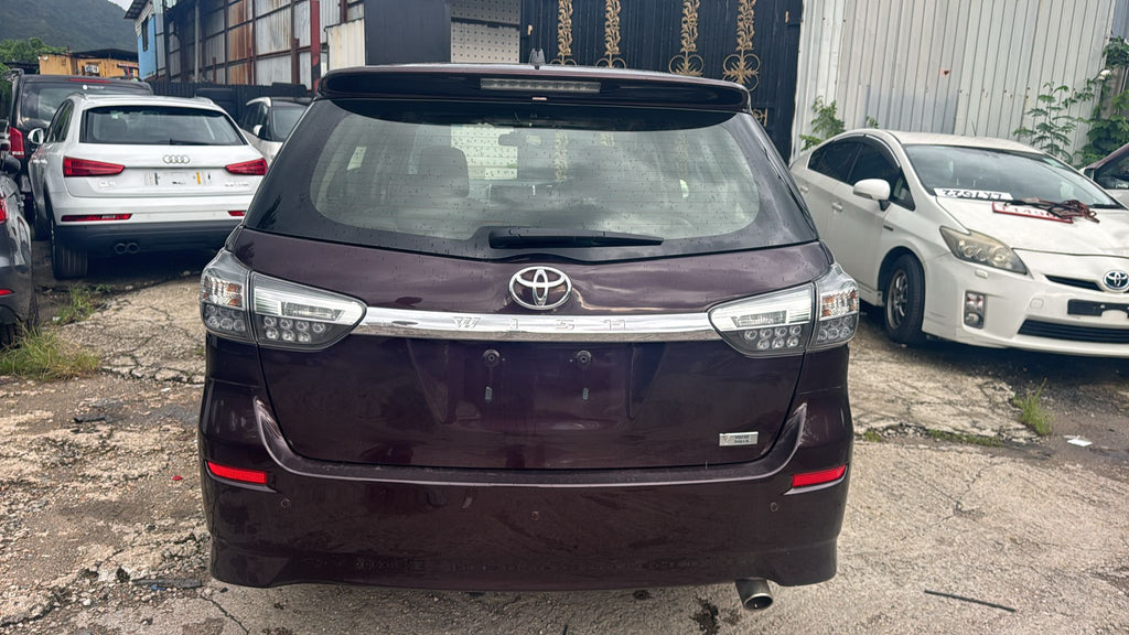 Toyota Wish good conditions clean . Model 2015