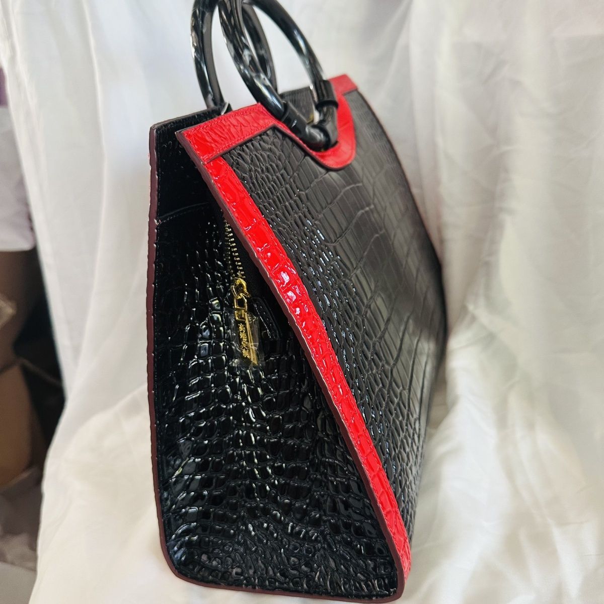 Crocodile leather handbag, high-value, stylish, and luxurious, a popular choice for outdoor use with a sturdy sole.