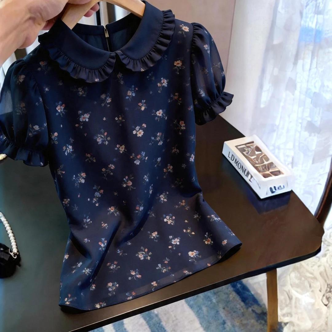 Stylish polka dot short-sleeved navy blue shirt, youthful and chic, perfect for summer 2026 commuting.