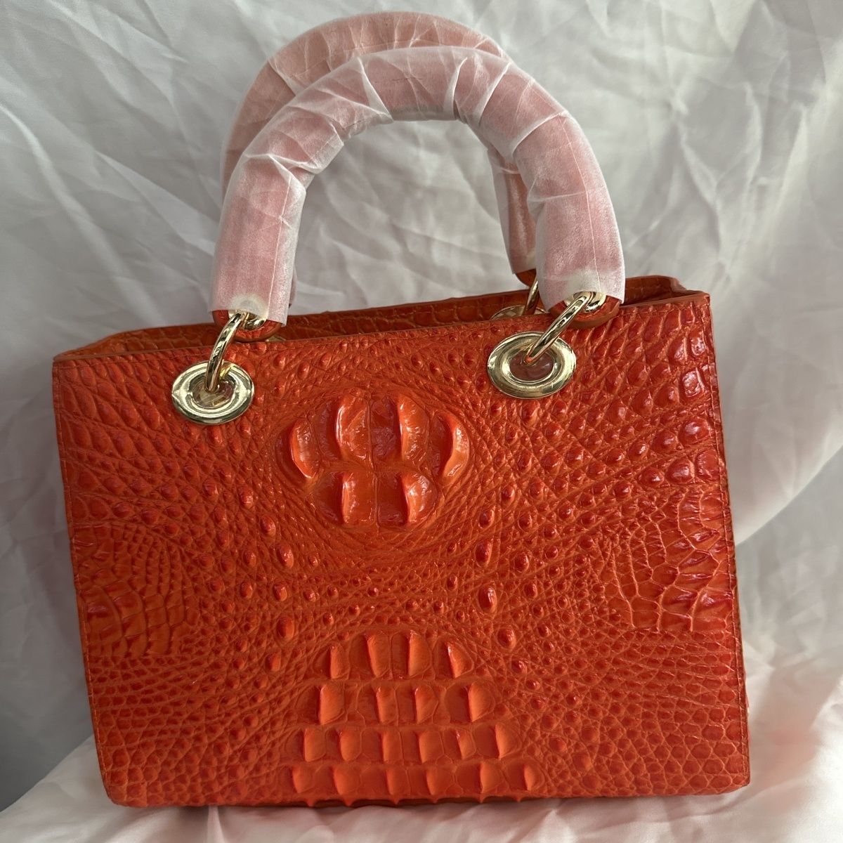 Large capacity crocodile leather handbag/crossbody bag, artistic and stylish, perfect as a gift with sequins and a sophisticated feel.
