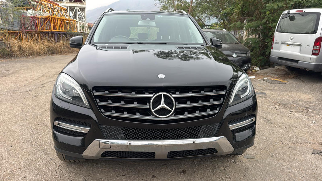 Mercedes Benz midsize luxury SUV featuring a 3.5-liter V6 gas engine or a 3.0-liter turbodiesel V6, 302 horsepower, and a 7-speed automatic transmission