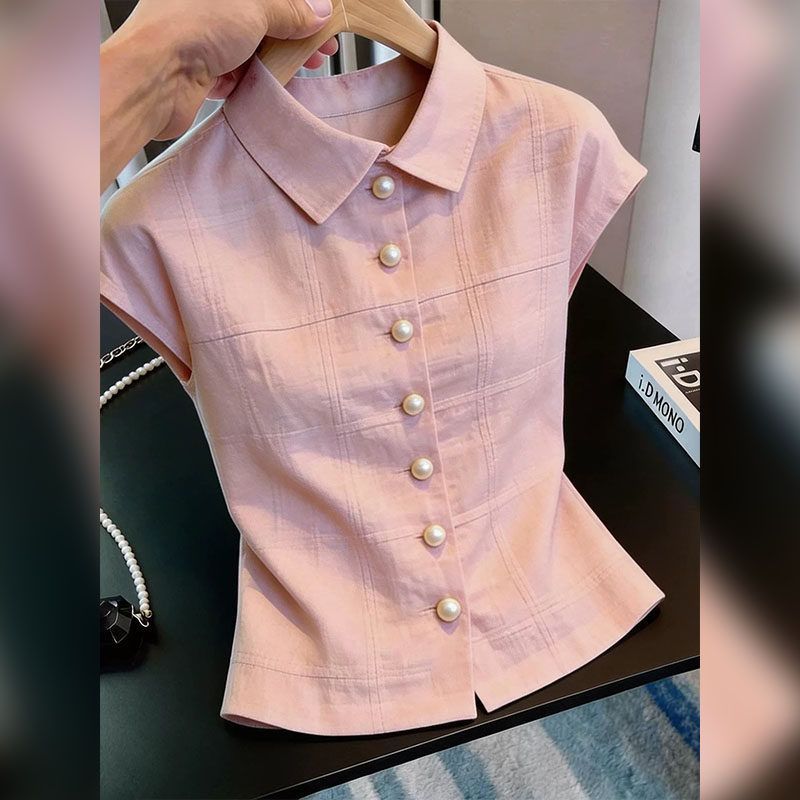 Stylish polka dot short-sleeved navy blue shirt, youthful and chic, perfect for summer 2026 commuting.