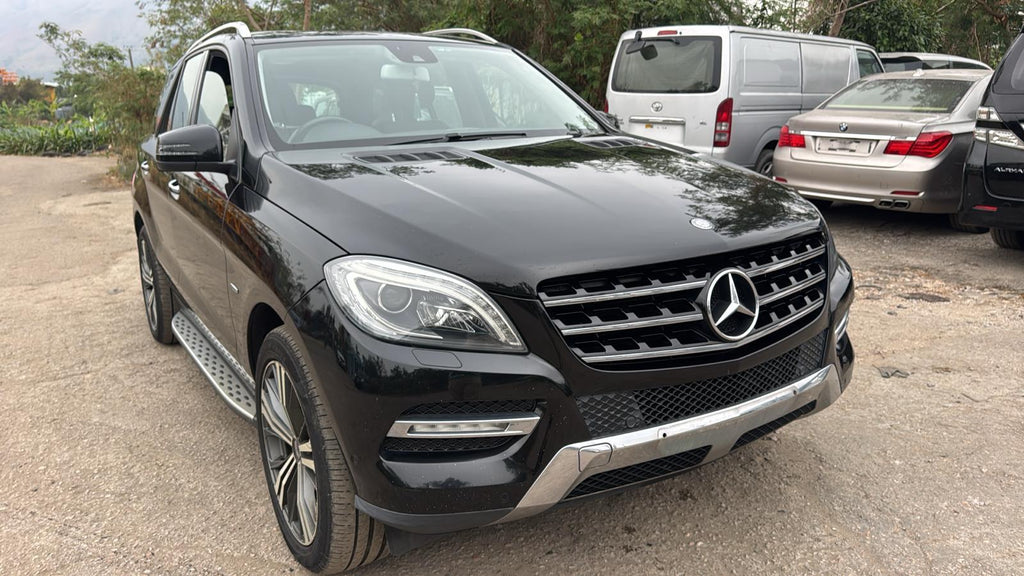 Mercedes Benz midsize luxury SUV featuring a 3.5-liter V6 gas engine or a 3.0-liter turbodiesel V6, 302 horsepower, and a 7-speed automatic transmission