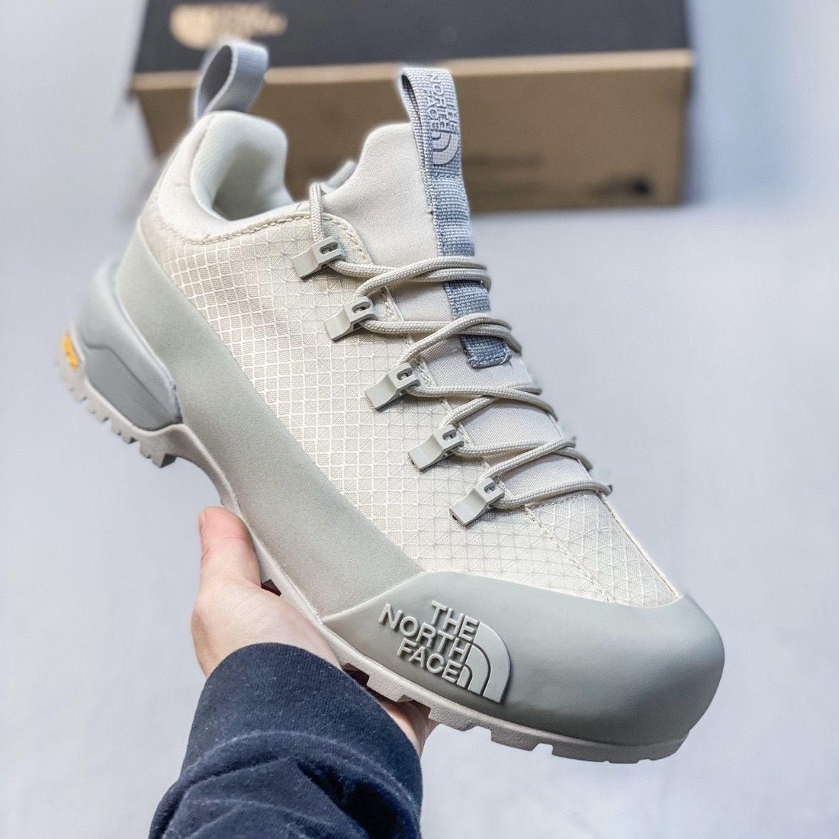 Popular waterproof and versatile athletic shoes for men and women, mesh upper, functional casual shoes for outdoor hiking