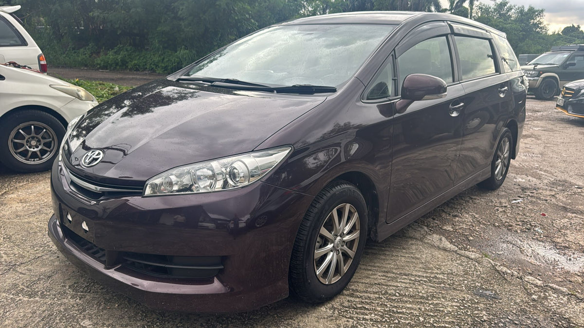 Toyota Wish good conditions clean . Model 2015