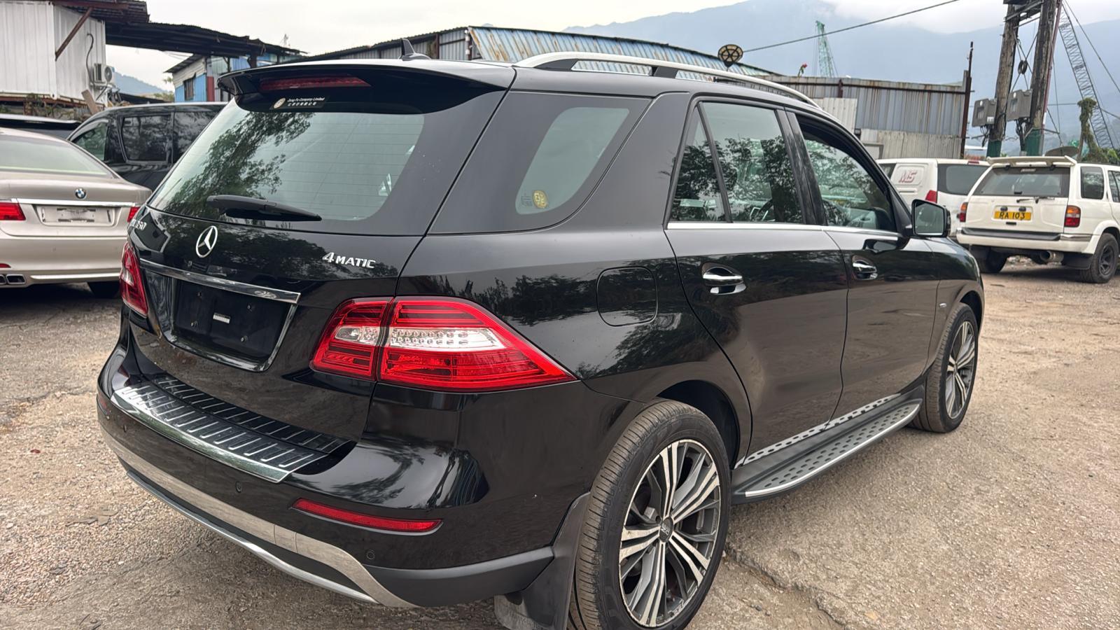 Mercedes Benz midsize luxury SUV featuring a 3.5-liter V6 gas engine or a 3.0-liter turbodiesel V6, 302 horsepower, and a 7-speed automatic transmission