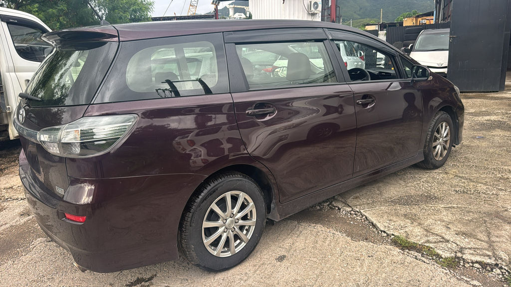 Toyota Wish good conditions clean . Model 2015