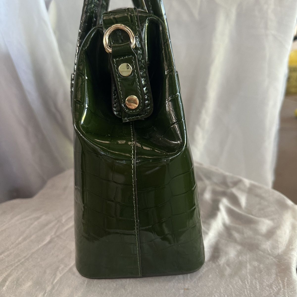 Large capacity crocodile leather handbag/crossbody bag, artistic and stylish, perfect as a gift with sequins and a sophisticated feel.