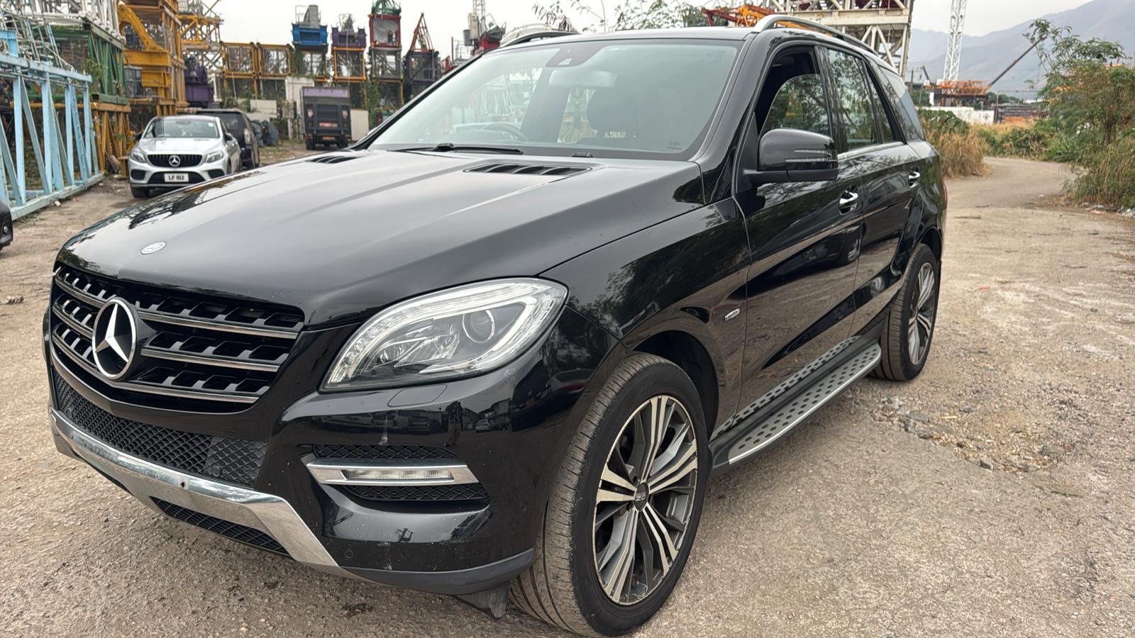 Mercedes Benz midsize luxury SUV featuring a 3.5-liter V6 gas engine or a 3.0-liter turbodiesel V6, 302 horsepower, and a 7-speed automatic transmission